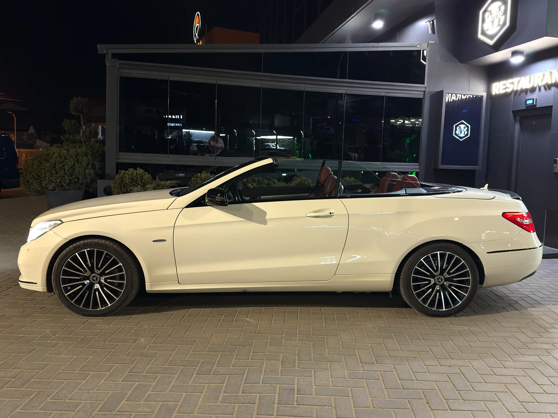 Închiriere Mercedes-Benz E 220 Cabrio în Moldova - AutoTerra