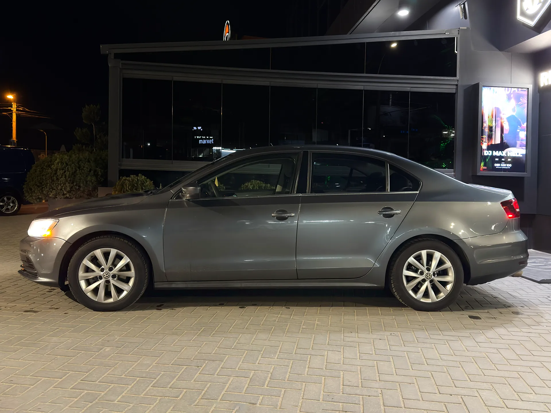 Închiriere Volkswagen Jetta 1.4 TSI în Moldova - AutoTerra